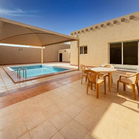Mirada Gold Jizan - Resort & Private Pools Buitenkant foto A swimming pool in a villa in Al Reef, Abu Dhabi